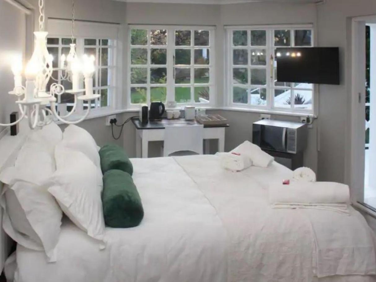 La Belle Guest House Bloemfontein Bagian luar foto